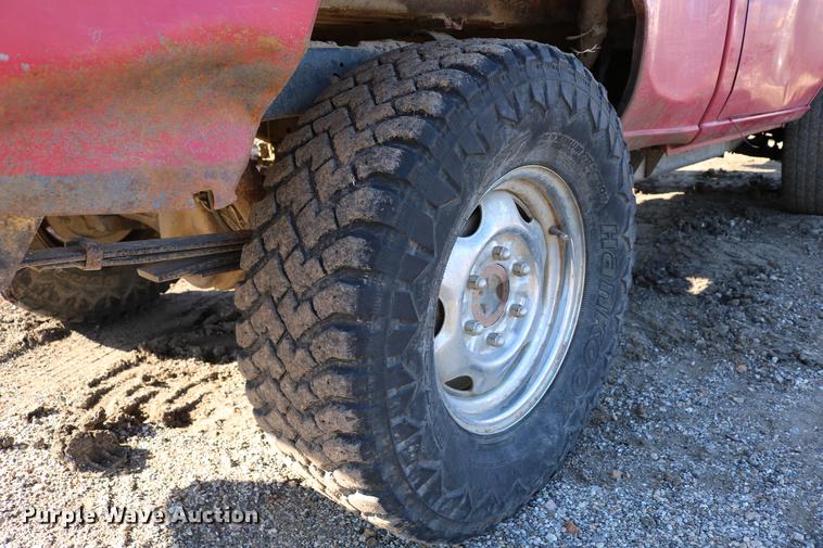 image for item DB6573 1988 Nissan pickup truck