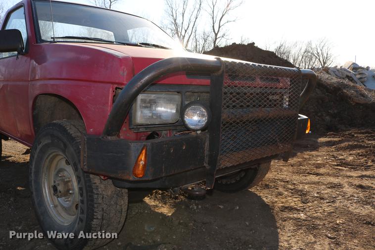 image for item DB6573 1988 Nissan pickup truck