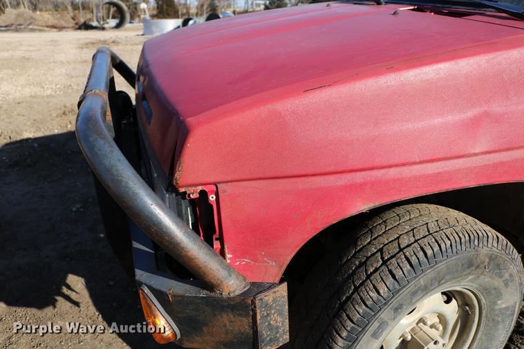 image for item DB6573 1988 Nissan pickup truck