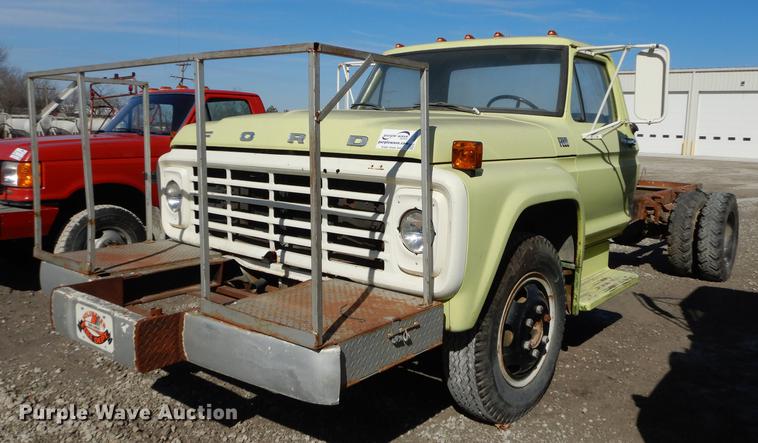 image for item DC0271 1974 Ford F600 truck cab and chassis