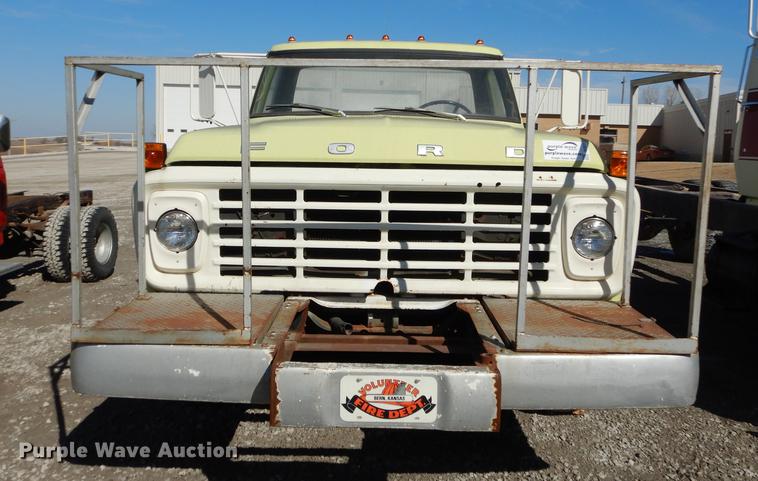 image for item DC0271 1974 Ford F600 truck cab and chassis