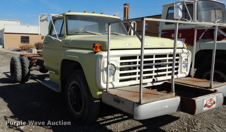 image for item DC0271 1974 Ford F600 truck cab and chassis
