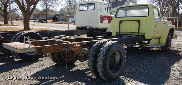 image for item DC0271 1974 Ford F600 truck cab and chassis