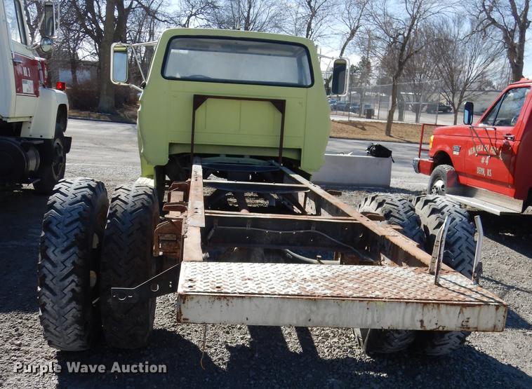 image for item DC0271 1974 Ford F600 truck cab and chassis