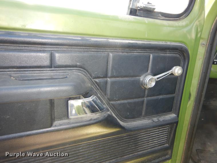 image for item DC0271 1974 Ford F600 truck cab and chassis