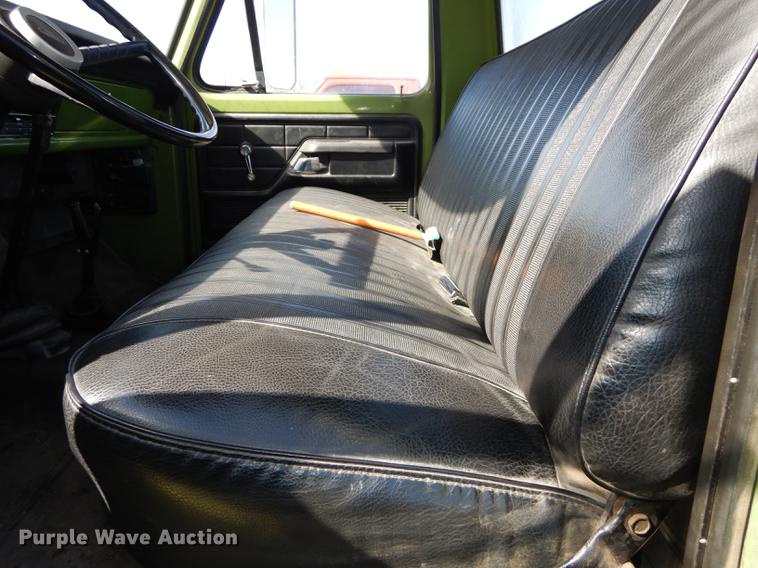 image for item DC0271 1974 Ford F600 truck cab and chassis