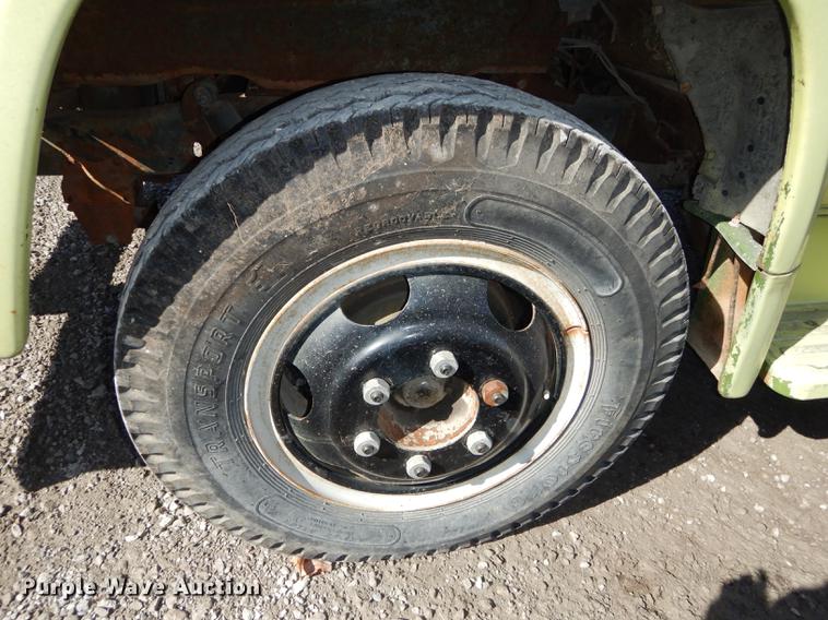 image for item DC0271 1974 Ford F600 truck cab and chassis