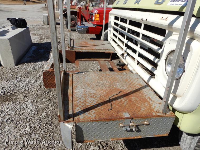 image for item DC0271 1974 Ford F600 truck cab and chassis