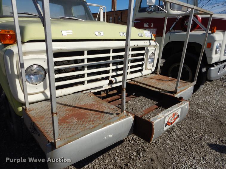 image for item DC0271 1974 Ford F600 truck cab and chassis
