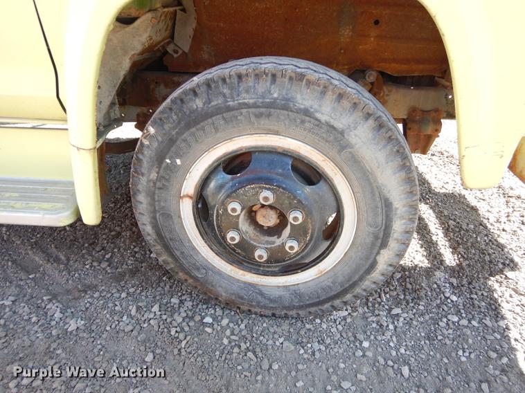 image for item DC0271 1974 Ford F600 truck cab and chassis