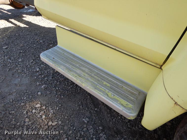 image for item DC0271 1974 Ford F600 truck cab and chassis