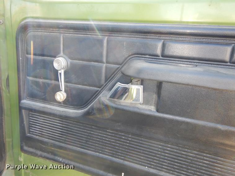 image for item DC0271 1974 Ford F600 truck cab and chassis