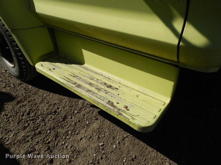 image for item DC0271 1974 Ford F600 truck cab and chassis