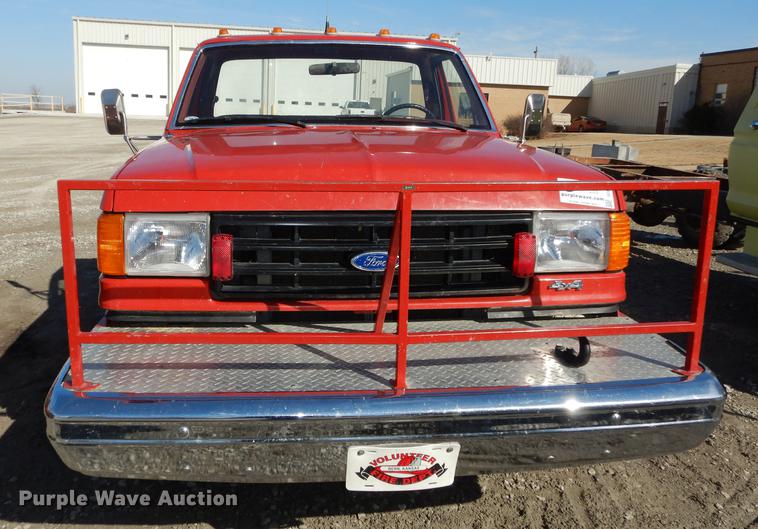 image for item DC0272 1987 Ford F350 Custom pickup truck cab and chassis