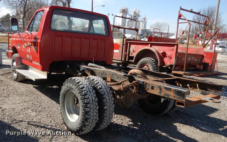 image for item DC0272 1987 Ford F350 Custom pickup truck cab and chassis