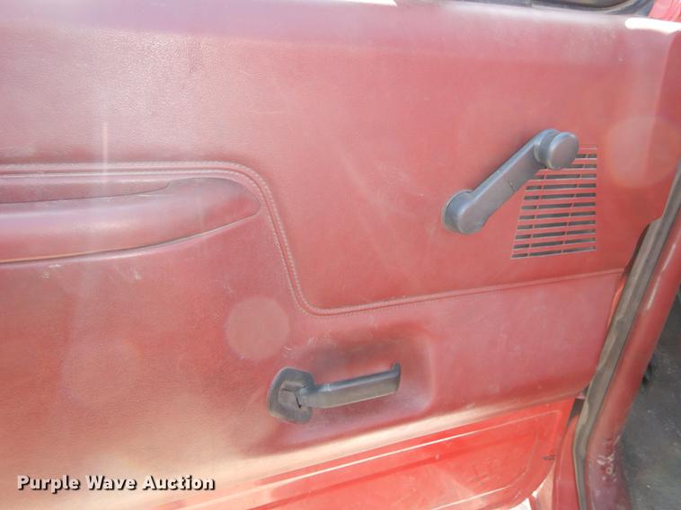 image for item DC0272 1987 Ford F350 Custom pickup truck cab and chassis