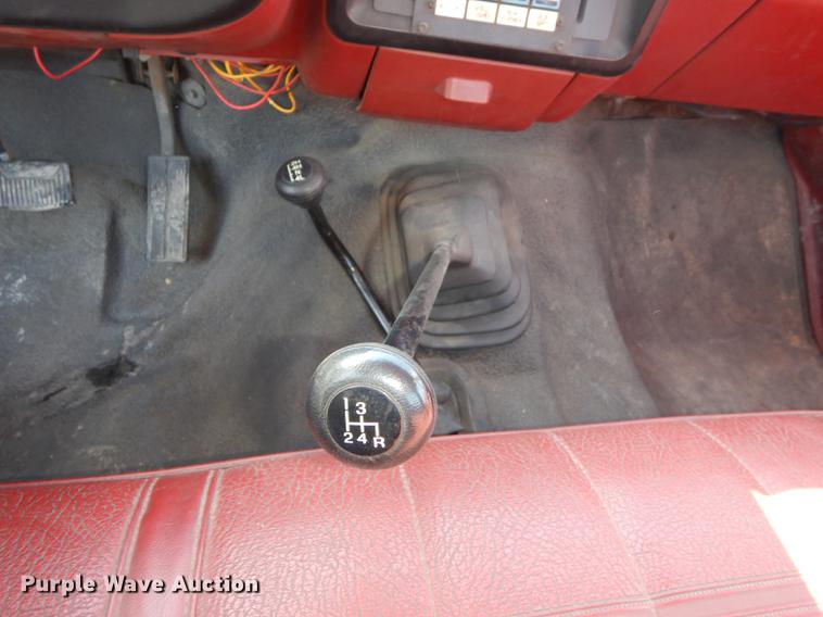 image for item DC0272 1987 Ford F350 Custom pickup truck cab and chassis