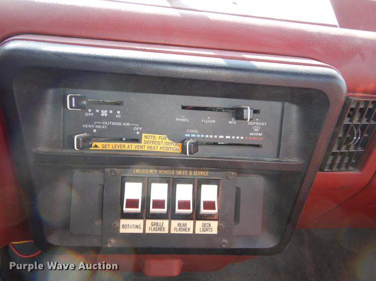 image for item DC0272 1987 Ford F350 Custom pickup truck cab and chassis