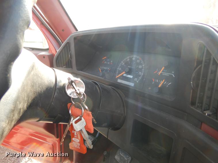 image for item DC0272 1987 Ford F350 Custom pickup truck cab and chassis