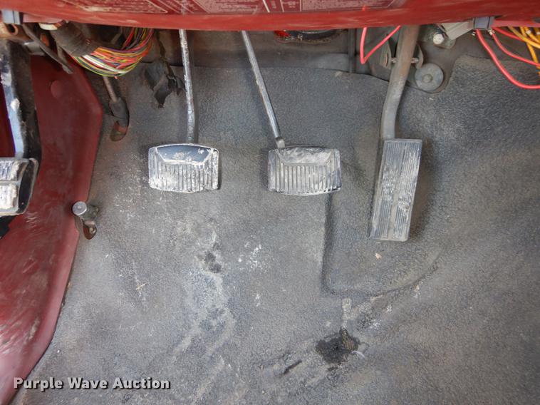 image for item DC0272 1987 Ford F350 Custom pickup truck cab and chassis