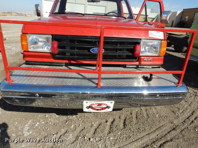 image for item DC0272 1987 Ford F350 Custom pickup truck cab and chassis