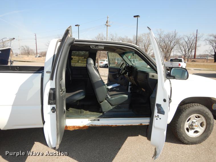 image for item DC0315 2001 Chevrolet Silverado 1500 Ext. Cab pickup truck
