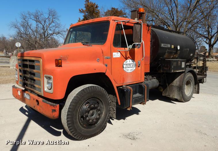 image for item DC0318 1982 International S1700 oil distributor truck