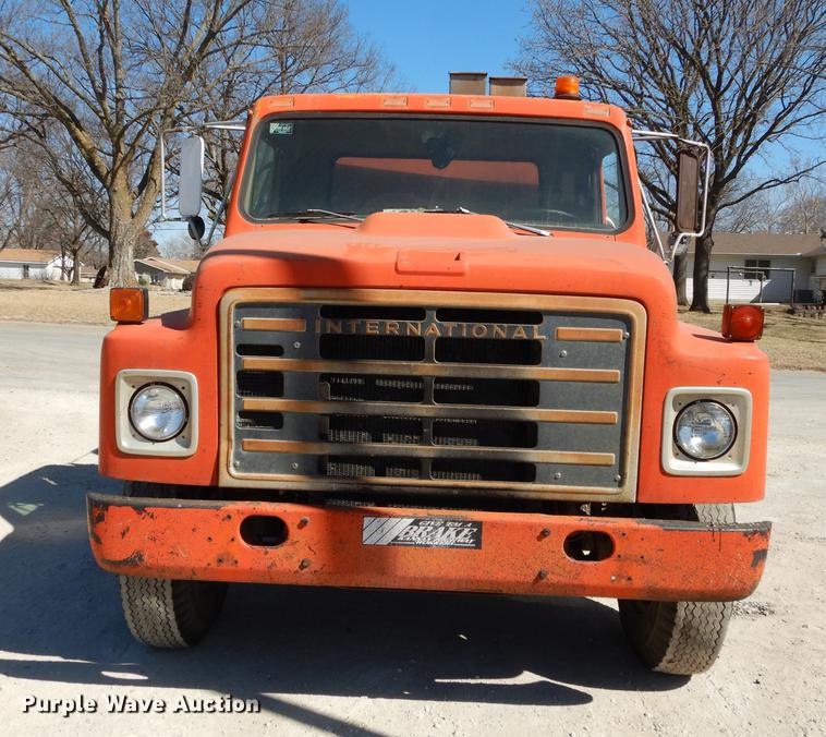 image for item DC0318 1982 International S1700 oil distributor truck
