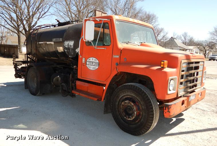 image for item DC0318 1982 International S1700 oil distributor truck