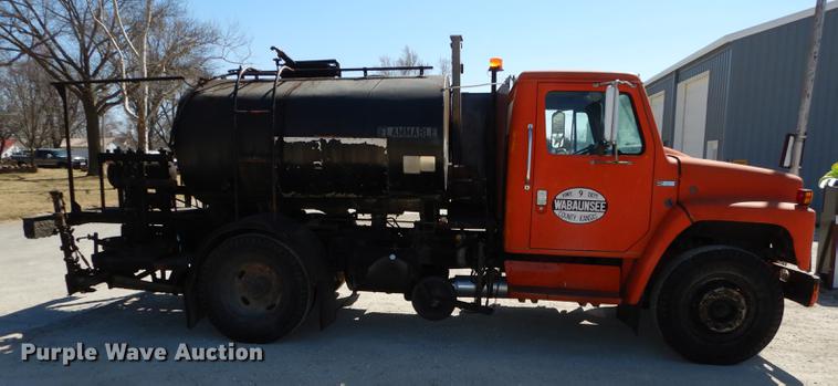 image for item DC0318 1982 International S1700 oil distributor truck