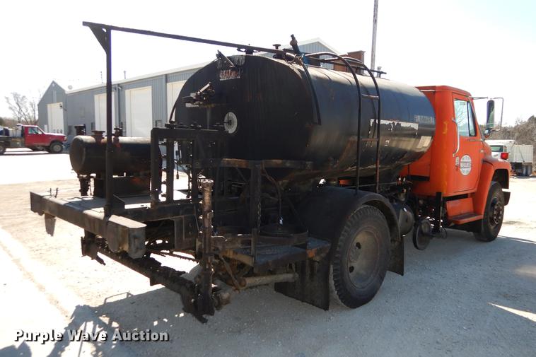 image for item DC0318 1982 International S1700 oil distributor truck