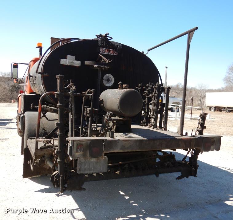 image for item DC0318 1982 International S1700 oil distributor truck