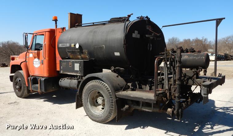 image for item DC0318 1982 International S1700 oil distributor truck