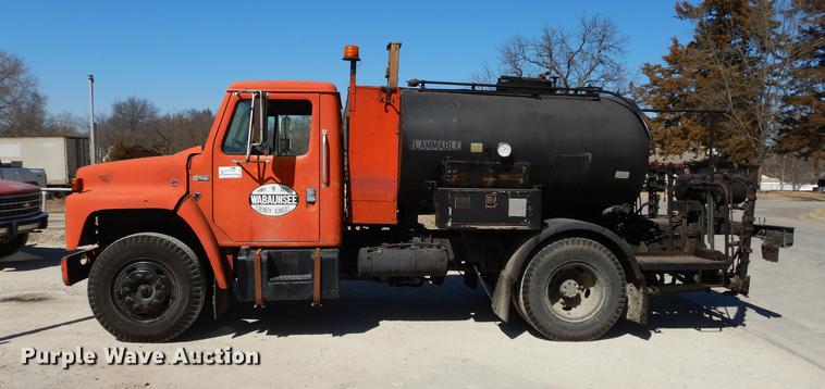 image for item DC0318 1982 International S1700 oil distributor truck