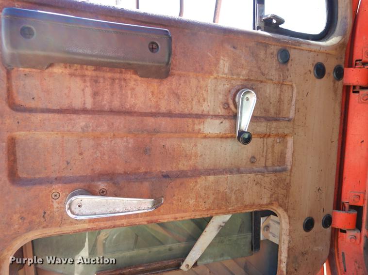 image for item DC0318 1982 International S1700 oil distributor truck