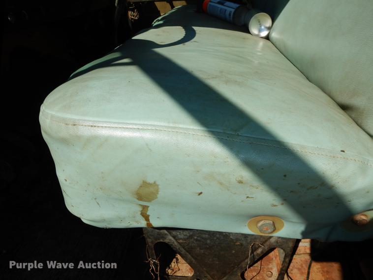 image for item DC0318 1982 International S1700 oil distributor truck