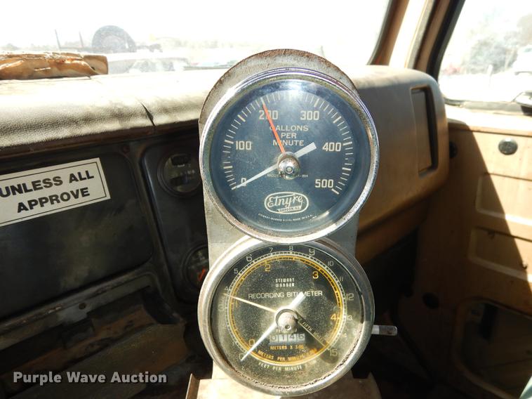 image for item DC0318 1982 International S1700 oil distributor truck