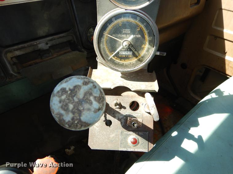 image for item DC0318 1982 International S1700 oil distributor truck