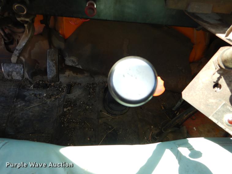 image for item DC0318 1982 International S1700 oil distributor truck