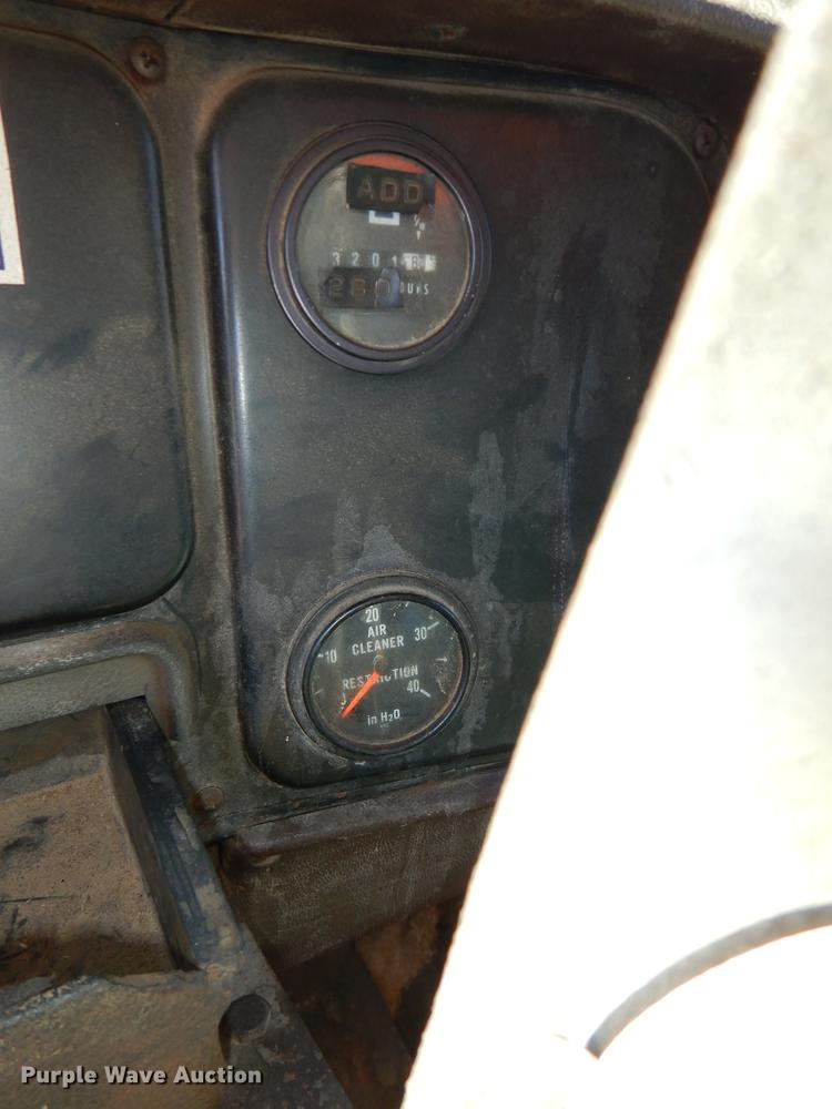 image for item DC0318 1982 International S1700 oil distributor truck