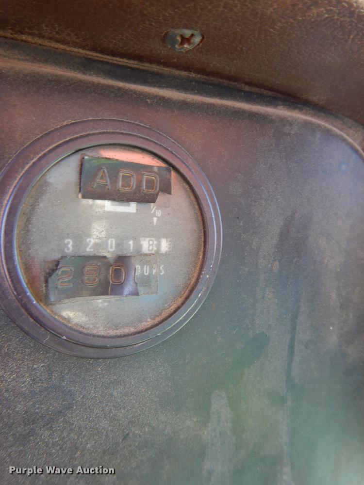 image for item DC0318 1982 International S1700 oil distributor truck