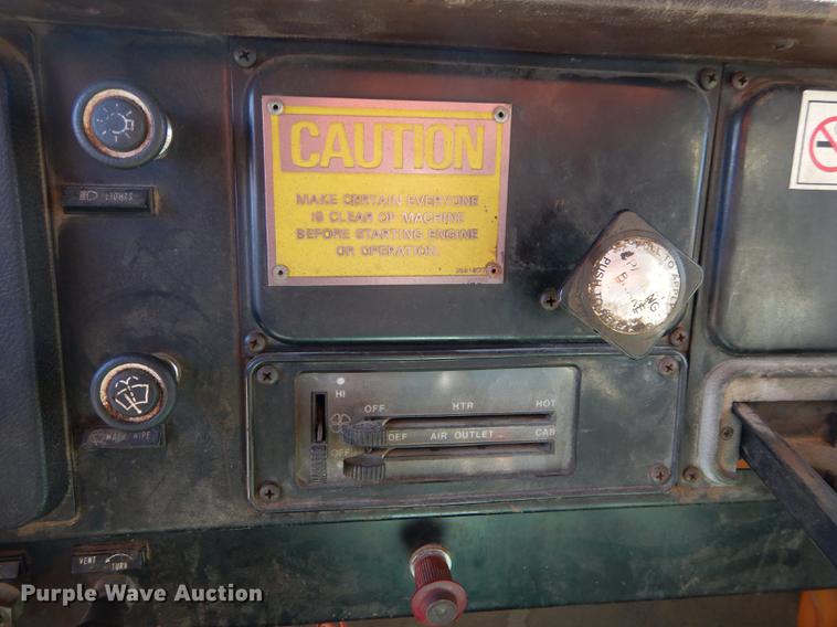 image for item DC0318 1982 International S1700 oil distributor truck