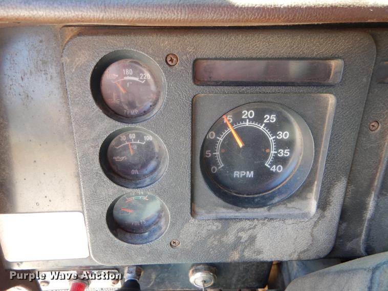 image for item DC0318 1982 International S1700 oil distributor truck