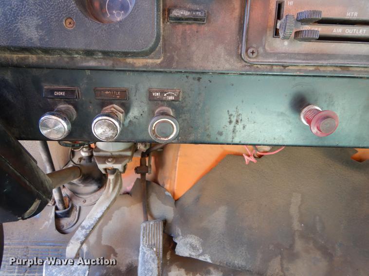 image for item DC0318 1982 International S1700 oil distributor truck