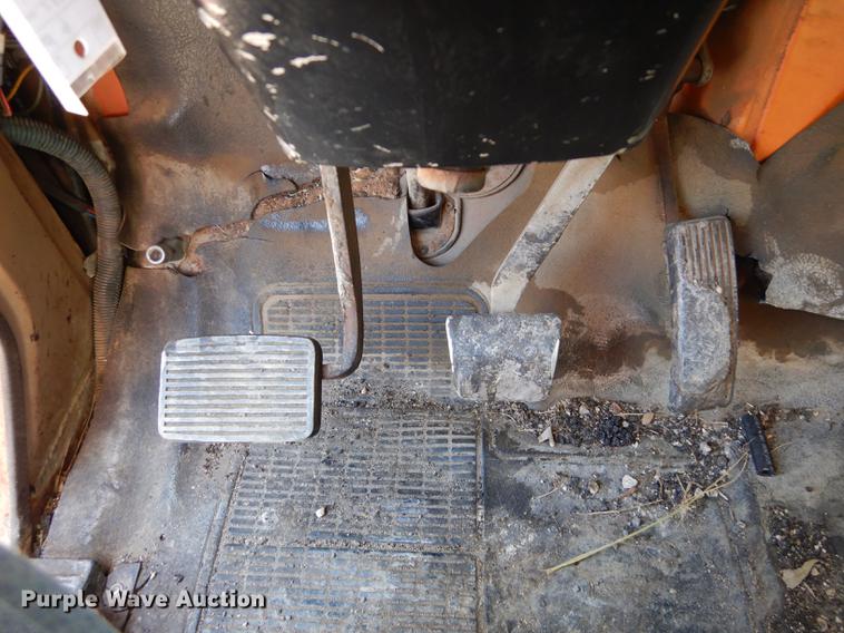 image for item DC0318 1982 International S1700 oil distributor truck