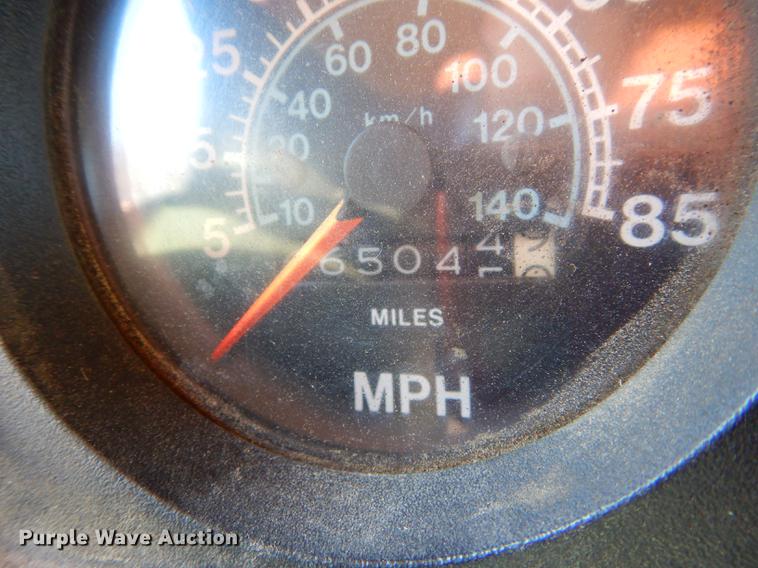 image for item DC0318 1982 International S1700 oil distributor truck