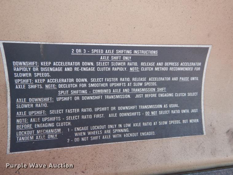 image for item DC0318 1982 International S1700 oil distributor truck