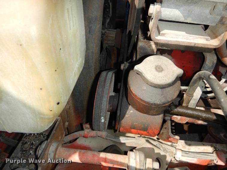 image for item DC0318 1982 International S1700 oil distributor truck