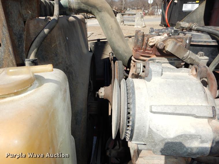 image for item DC0318 1982 International S1700 oil distributor truck