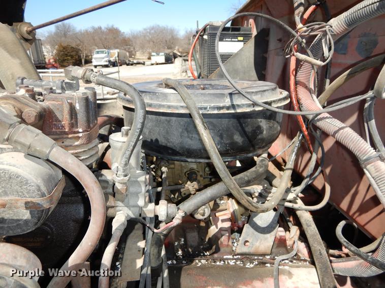 image for item DC0318 1982 International S1700 oil distributor truck